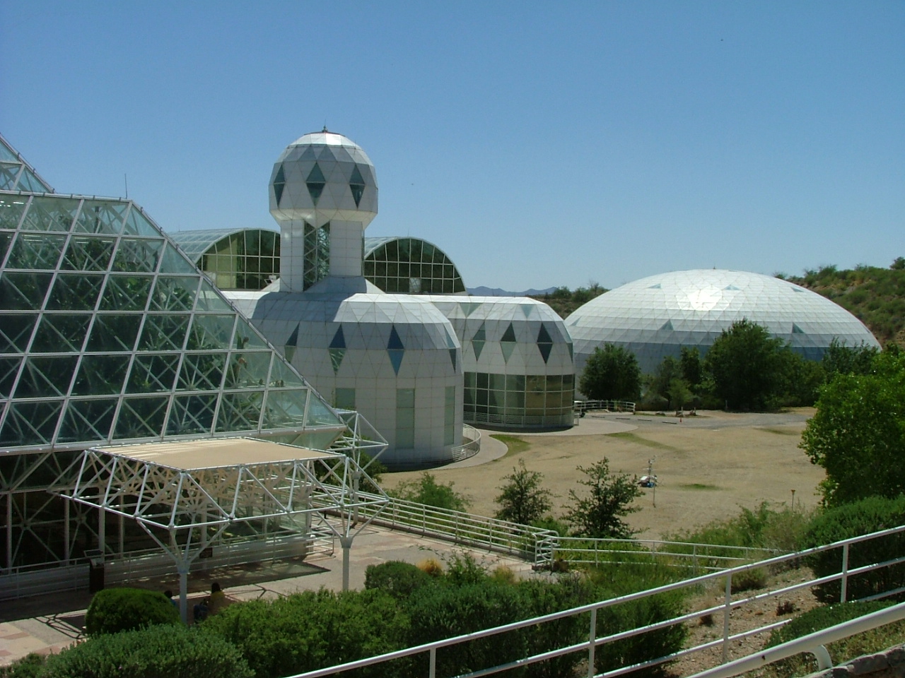 Biosphere_2_Habitat_&_Lung_2009-05-10.jpg